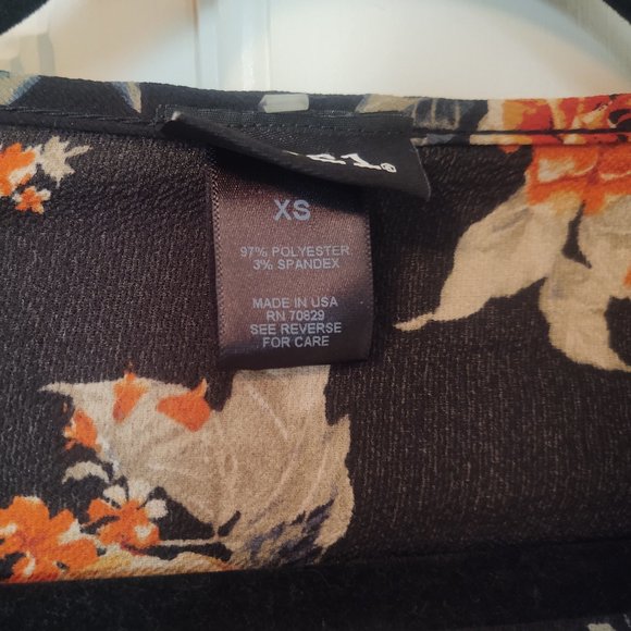 🌠 2 for $10 - EUC Black Floral Crop Top - Picture 5 of 6